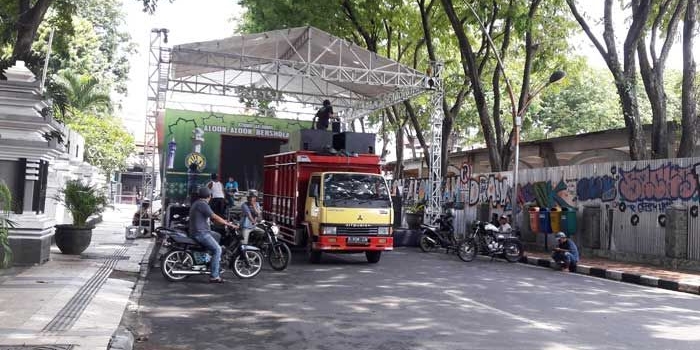Panitia istighotsah kubro "Save Alun-alun Gresik" saat menyiapkan panggung. foto: SYUHUD/ BANGSAONLINE
