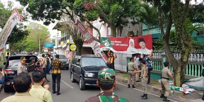 Kapolres Malang Kota AKBP Asfuri saat memantau giat pembersihan APK di lapangan, Rabu (26/06). foto: Iwan/ BANGSAONLINE