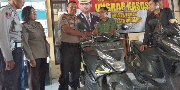 Kapolsek Taman AKP Himawan menyerahkan motor kepada pemilik usai dicocokan nomer mesin, nomer rangka dengan surat-suratnya.