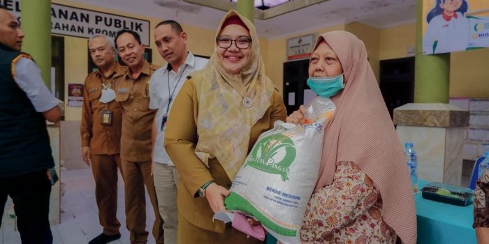 Wabup Gresik, Aminatun Habibah (dua dari kanan) menyalurkan bantuan pangan dari badan pangan nasional RI di Kelurahan Kroman (dok: Ist)