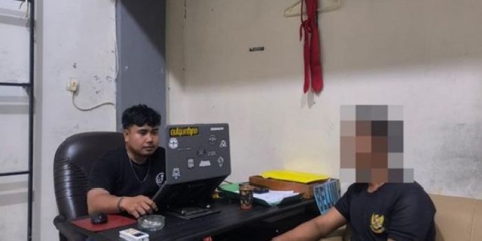 Tersangka saat dimintai keterangan oleh anggota Polres Sampang