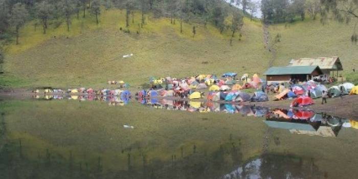 Salah satu pemandangan yang dijumpai pendaki saat mendaki Gunung Semeru, telaga Ranu Kumbolo. foto: pixshark.com