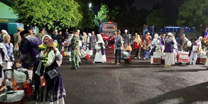 tibanya-kloter-86-tandai-tuntasnya-pemulangan-seluruh-jemaah-haji-asal-tuban-2025
