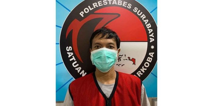 Tersangka yang ditangkap petugas dari Unit I Satresnarkoba Polrestabes Surabaya.
