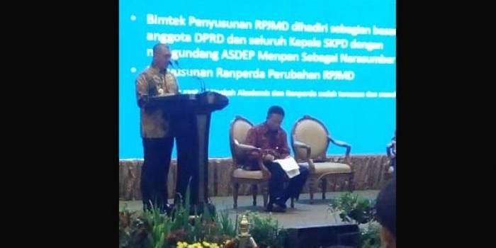 HM. Anton, Wali Kota Malang, ketika memaparkan Sakip di hadapan Men-PAN RB Yuddy Chrisnandi, di gedung Grahadi Surabaya.