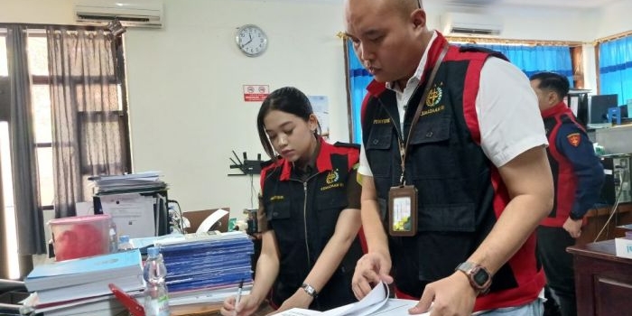 Kasi Pidsus Kejaksaan Negeri Nganjuk, Rizky Raditya Eka Putra bersama tim penyidik saat memeriksa dokumen  yang diduga berkaitan dengan perkara