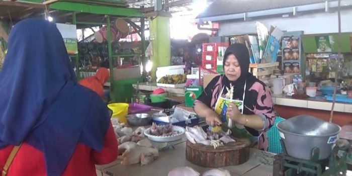 Listikah, salah satu penjual daging ayam di pasar tradisional Tuban sedang melayani pembeli.