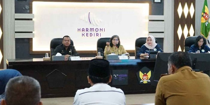 Pj Wali Kota Kediri saat memberi sambutan. Foto: Ist