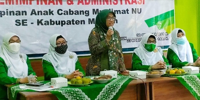 Dra. Hj. Aisyah Lilia Agustina, M.Si., Anggota DPRD Jatim Dapil XI saat menggelar Reses III Tahun 32021 di NU Center Kabupaten Madiun, Sabtu (30/10/2021).