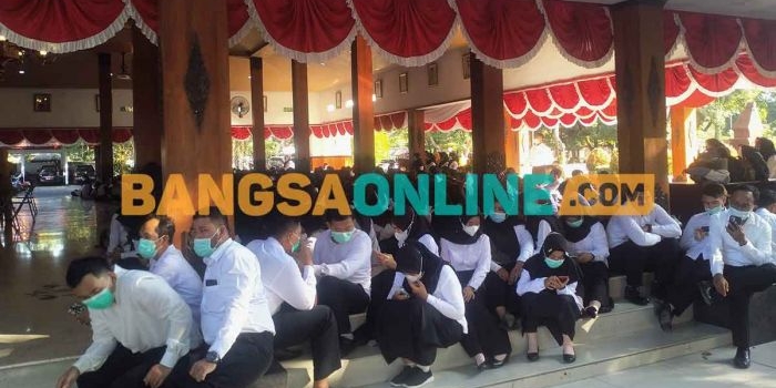 bupati-trenggalek-serahkan-sk-untuk-390-pppk