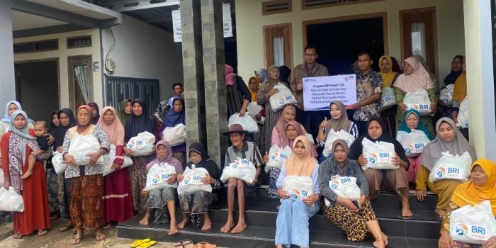 Penyerahan bantuan paket sembako kepada Perkumpulan Petani Hortikultura Ronggolawe dalam Program TJSL BRI Tuban.