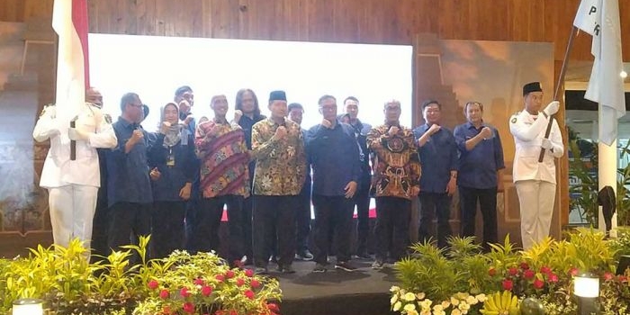 Sekda Kabupaten Kediri M. Solikin foto bersama pengurus PWI Kediri. Foto: Ist.