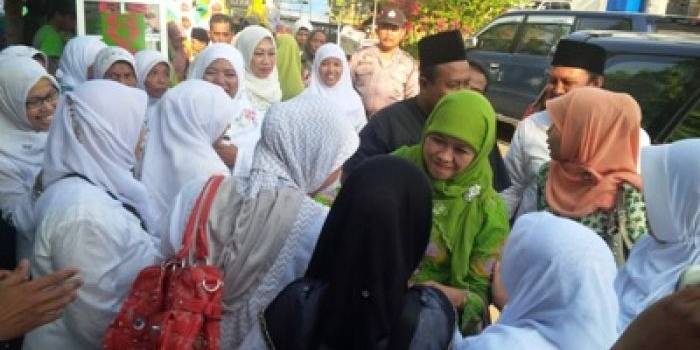 Ketua Umum Pimpinan Pusat Muslimat NU Hj Khofifah Indarparawansah saat berada di Tuban. foto:suwandi/BANGSAPONLINE