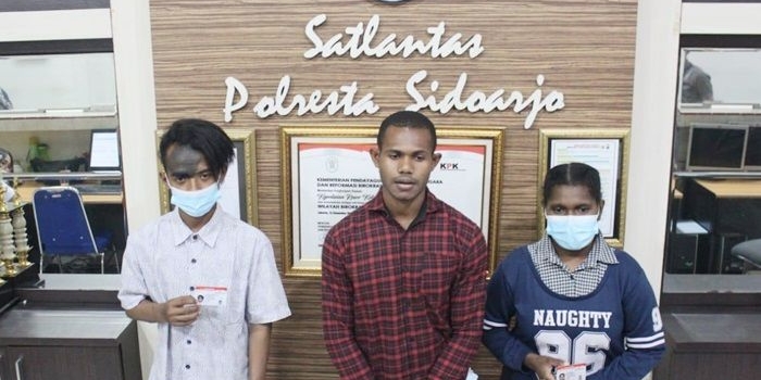 Ketiga pelajar asal Papua yang mendapat Surat Izin Mengemudi (SIM) dari Satlantas Polresta Sidoarjo.