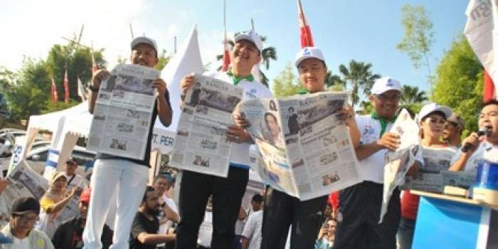 BACA HARIAN BANGSA YUK - Menpora Imam Nahrawi (tiga dari kiri) sibuk membaca koran HARIAN BANGSA. foto: Satria/BANGSAONLINE