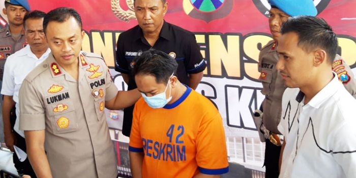 Kapolres Kediri AKBP Lukman Cahyono saat menunjukan pelaku Mohammad Nukan dalam jumpa pers di Mapolres Kediri. foto: MUJI HARJITA/ BANGSAONLINE