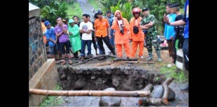 Jembatan amblas yang menelan korban jiwa. (Soewandito/BANGSAONLINE.com)