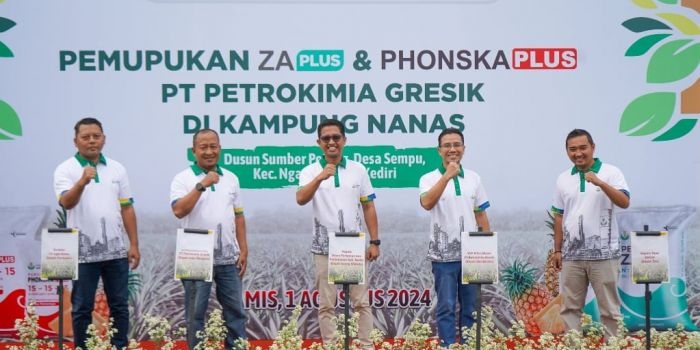 SVP Mitra Bisnis Petrokimia Gresik, Eko Suroso (nomor 2 dari kanan) diacara Peluncuran Program Kampung Makmur Komoditas Nanas di Desa Sempu, Kecamatan Ngancar, Kabupaten Kediri.