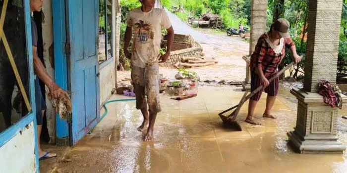 banjir-bandang-terjang-4-desa-di-kediri-1-orang-dan-11-kambing-hanyut-terseret-arus