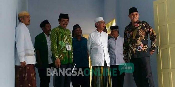 Wali Kota Kediri Abdullah Abu Bakar (kanan) didampingi KH. Anwar Iskandar dan Ahmad Subakir saat meninjau bangunan aula TPQ di Kantor NU Kota Kediri usai membuka konfercab. foto: arif kurniawan/ BANGSAONLINE