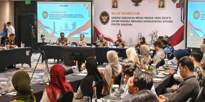 Rapat koordinasi sinergi kebijakan media massa di Surabaya. 