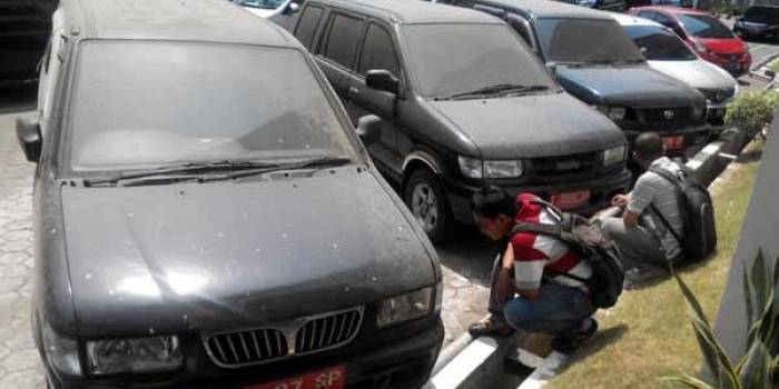 Sebagian mobil Panther dan Kijang yang akan dilelang dibiarkan merana kena panas dan hujan. (foto: yudi eko purnomo/BANGSAONLINE)