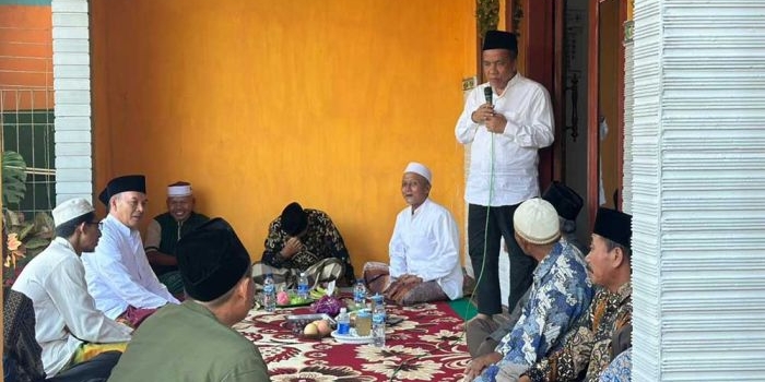 Calon Bupati Pasuruan nomor urut 1, KH. Mujib Imron, saat silaturahmi dengan warga Dusun Gunungmalang, Desa Tambaksari.