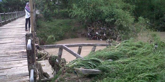 RUSAK. Jembatan rusak di Desa Samberan, Kecamatan Kanor, Kabupaten Bojonegoro karena diterjang banjir. foto : eki nurhadi/bangsaonline