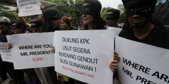 Para aktivis salam 2 jari dan relawan Jokowi yang tadi siang berbalik arah mendukung KPK. Tampaknya dukungan terhadap Jokowi makin tergerus oleh langkah-langkahnya yang tak pro pemberantasan korupsi.