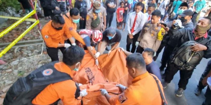 BPBD Surabaya saat mengevakuasi penemuan mayat di Kenpark, Kenjeran, Surabaya.