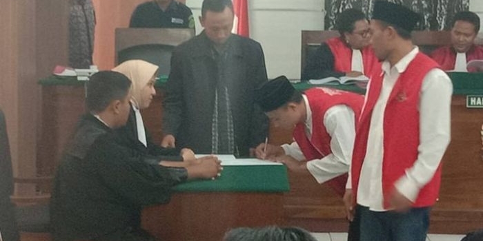 Dua terdakwa kasus perjudian kartu domino di Kabupaten Tuban akhirnya divonis masing-masing enam bulan penjara.