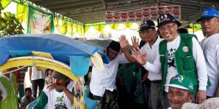  Cabup Sambari Halim Radianto (naik odong-odong), didampingi  pendiri  RGS-SQ, H. Moh Khozin ketika lepas pawai odong-odong. foto: syuhud/BANGSAONLINE