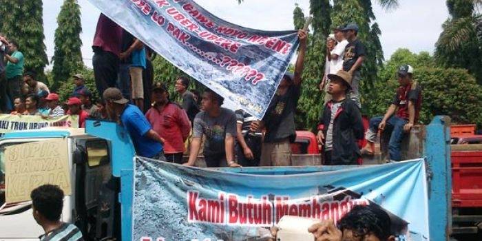Pendemo saat berunjuk rasa di kantor DPRD. foto: fajar arto