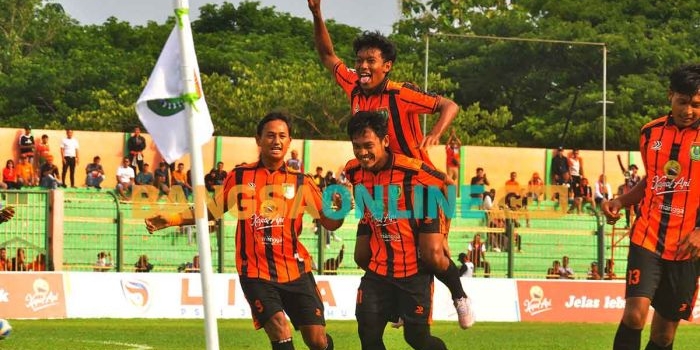 Pemain Persibo Bojonegoro saat merayakan kemenangan. Foto: EKY NURHADI/BANGSAONLINE