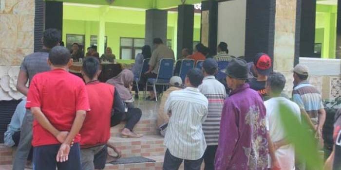 Suasana mediasi antara Petani dengan pihak PT Kwalita Prima di Kantor Kecamatan Bancar. (foto: suwandi/BANGSAONLINE)