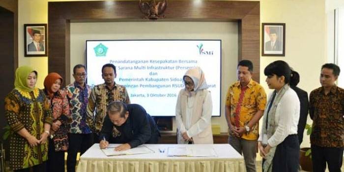 Bupati H Saiful Ilah menandatangani nota kerjasama dengan PT SMI terkait pendampingan proyek RSUD Sidoarjo Barat, di Jakarta, Senin (3/10). foto: istimewa