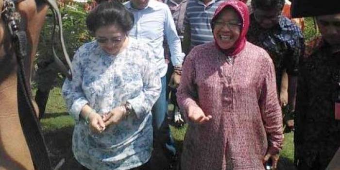 Wali Kota Surabaya Tri Rismaharini bersama Ketua Umum DPP PDI Perjuangan Megawati Soekarnoputri dalam perjalanan menuju Taman Harmoni di Surabaya beberapa hari lalu. foto: viva