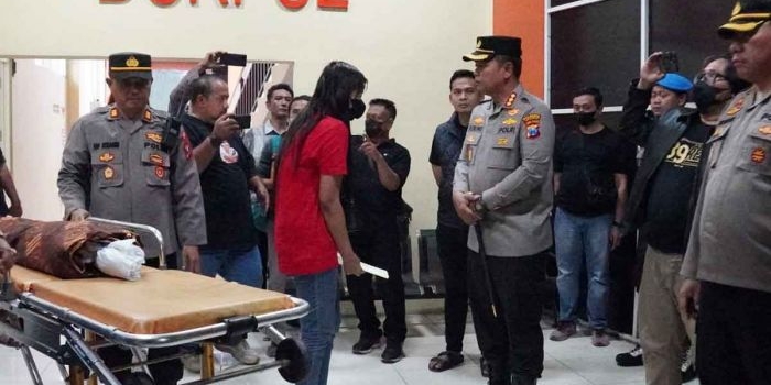 Orang tua kandung balita korban penganiayaan saat menjemput anaknya di Rumah Sakit Pusdik Bhayangkara Porong pada Sabtu (3/6/2023) sekitar pukul 22.00 WIB.