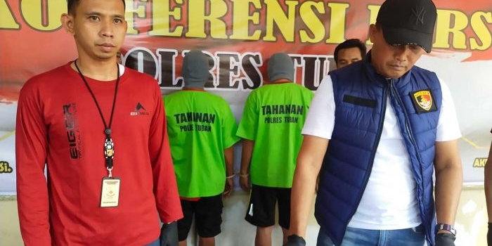 Dua pelaku pembunuhan Sekdes Tuban saat pers rilis di Polres Tuban.