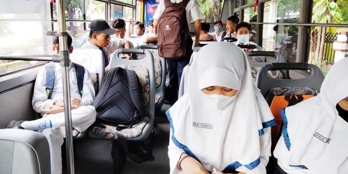 Antusias siswa-siswi saat pergi ke sekolah dengan dijemput bus gratis. foto: ARDIANZAH/BANGSAONLINE