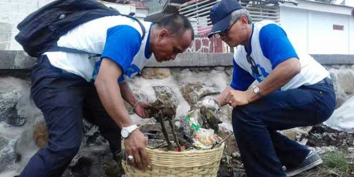 Direktur Pengendalian Pencemaran dan Kerusakan Pesisir dan Laut (PPKPL) pada Kementerian Lingkungan Hidup dan Kehutanan (KLHK), Heru Waluyo (pakai topi), memungut sampah-sampah plastik di pesisir pelabuhan Panarukan Situbondo.