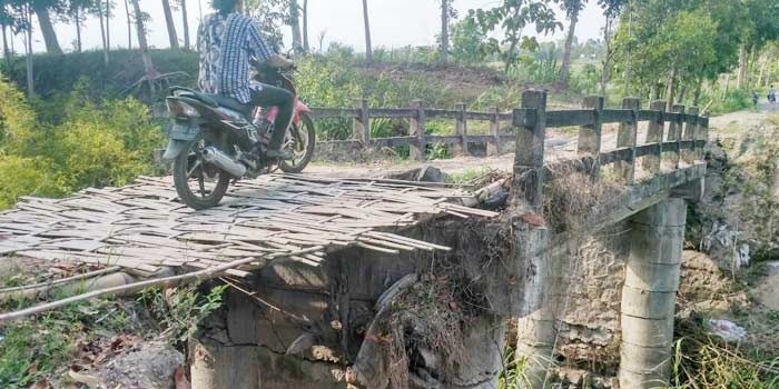 Meski rusak berat tapi jembatan itu masih ramai lalu lalang kendaraan roda dua, dengan menggunakan anyaman bambu.