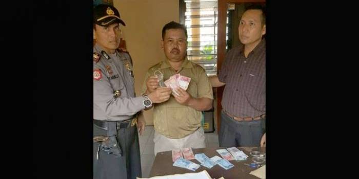 Pelaku saat digelandang di Mapolsek Diwek, Selasa (12/7). foto: ROMZA/ BANGSAONLINE