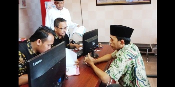 Maskur Holil saat melaporkan dugaan penyebaran berita bohong ke Polres Bangkalan, Selasa (5/6/2018).