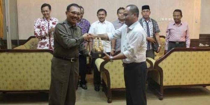 Asisten I, Tursilowanto H saat tukar cindera mata dengan rombongan DPRD Rembang. (ft: syuhud/ BANGSAONLINE)