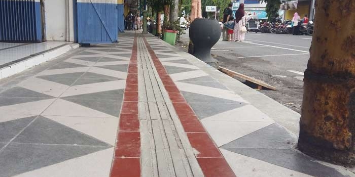 Trotoar yang dilengkapi jalur khusus penyandang difabel.