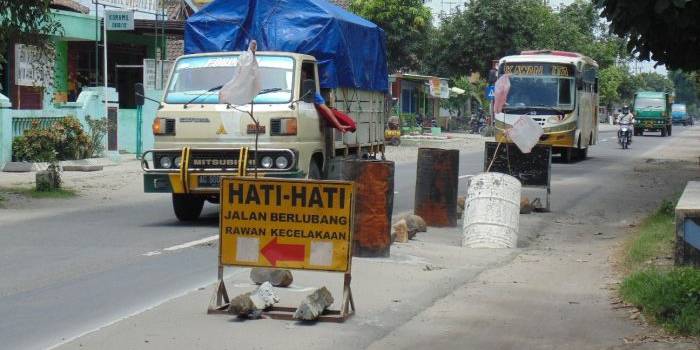 Jalan Rusak Ditanami Drum Bekas