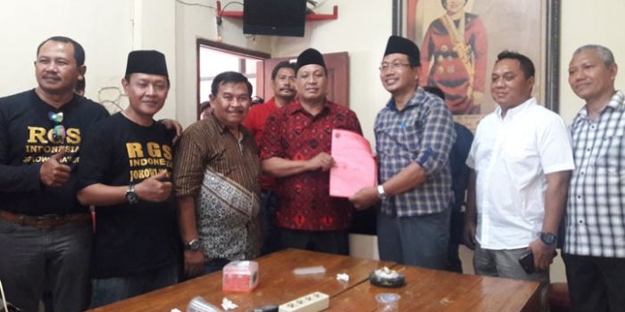 Ahmad Nadir (tiga dari kanan) menyerahkan formulir pendaftaran bacawabup kepada Ketua DPC PDIP Gresik Mujid Riduan. foto: SYUHUD/ BANGSAONLINE