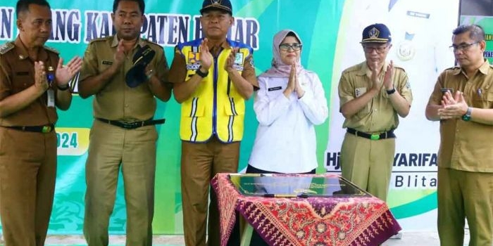 Bupati Blitar, Rini Syarifah, saat meresmikan akses jalan beton yang merupakan akses antardesa dari Slorok ke Karangrejo, Kecamatan Garum.