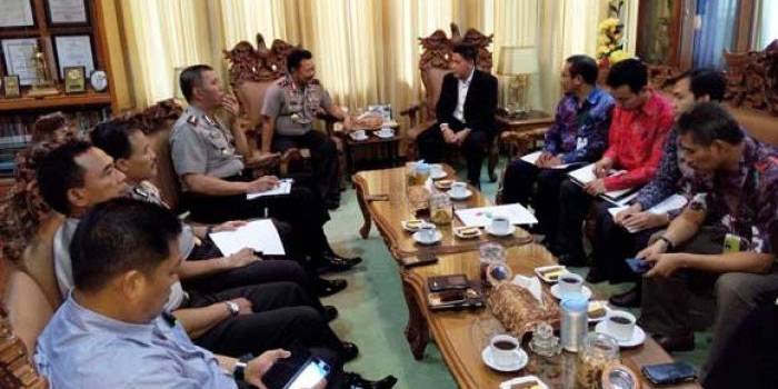 Tim SKK migas saat berkunjung ke Polda Jatim. foto: suwandi/BANGSAONLINE